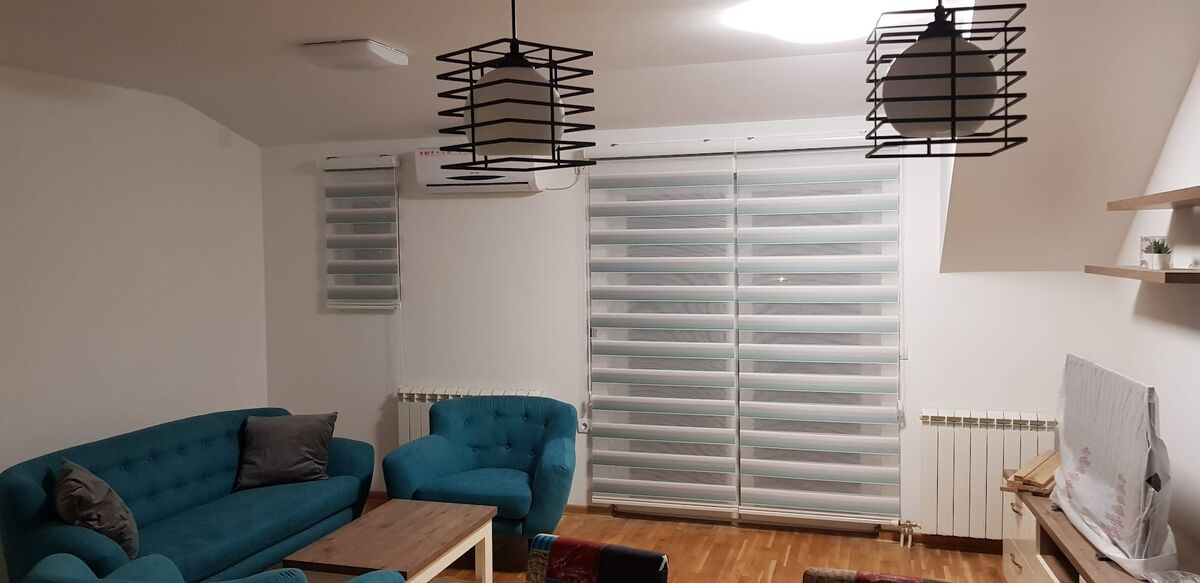 Venecijaner drvo dezen sa klavirom