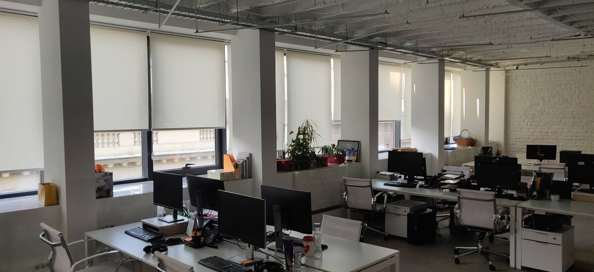 Rolo bela zavese u open plan kancelariji