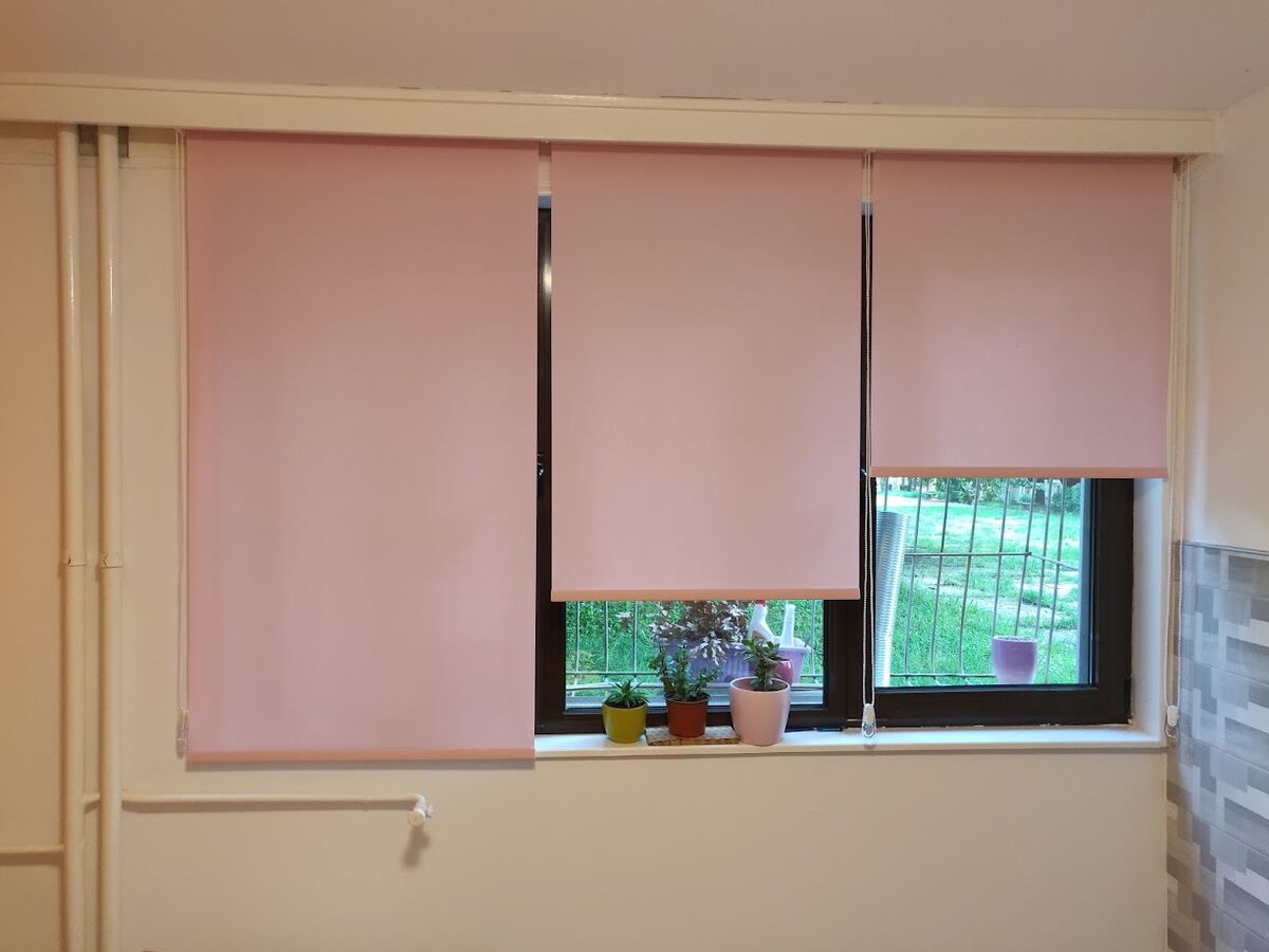 Rolo roze zavese u kuhinji
